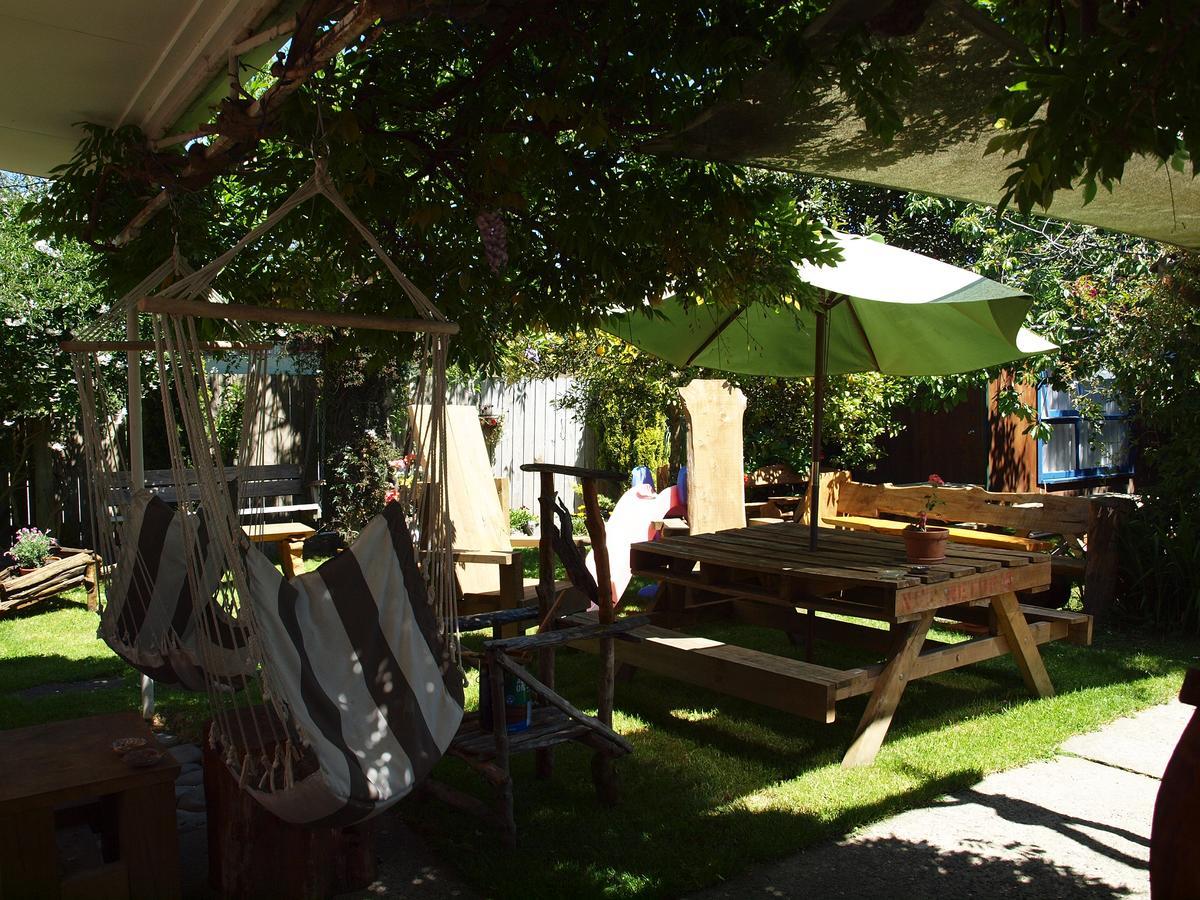 Annies Nirvana Lodge Backpackers Takaka Bagian luar foto
