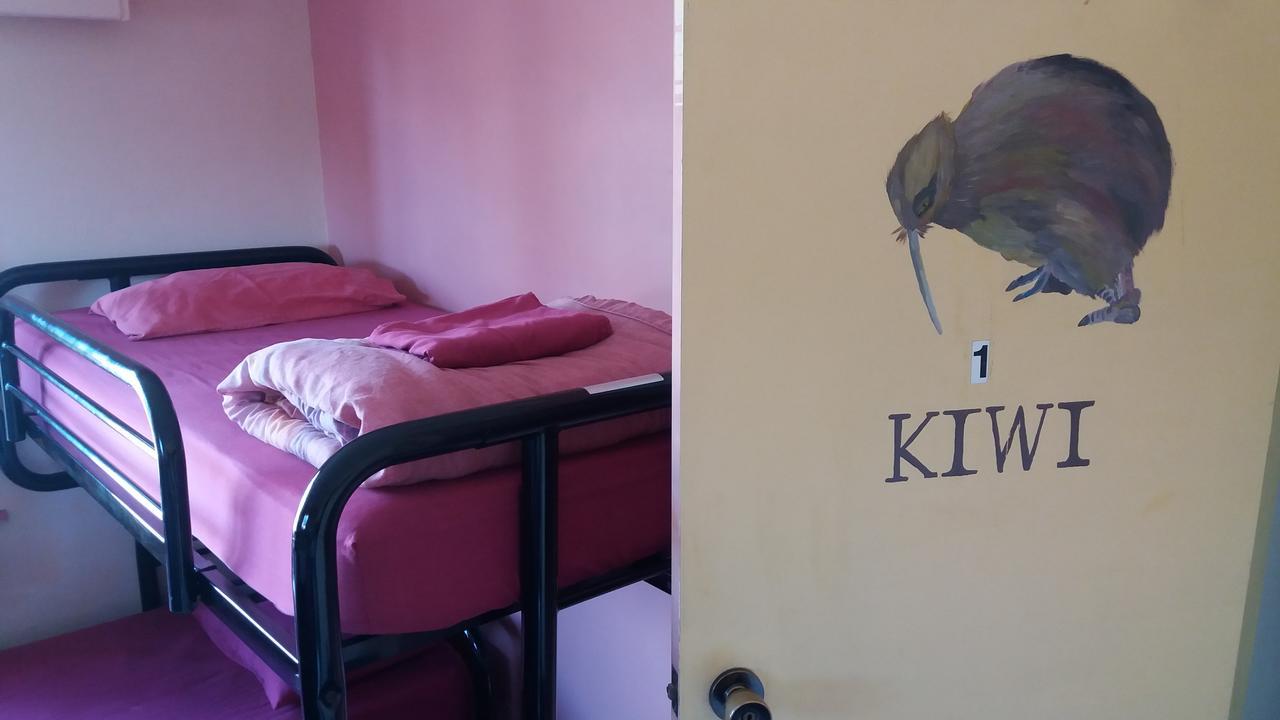 Annies Nirvana Lodge Backpackers Takaka Bagian luar foto