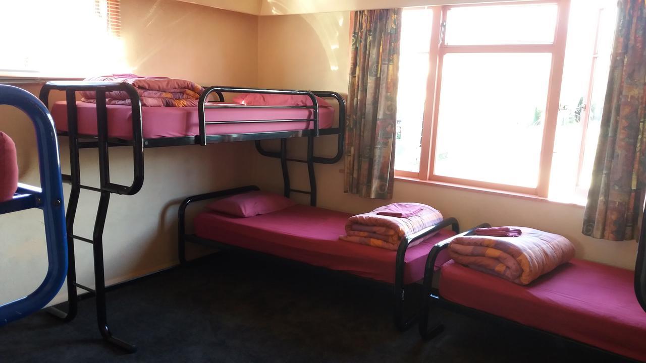 Annies Nirvana Lodge Backpackers Takaka Bagian luar foto