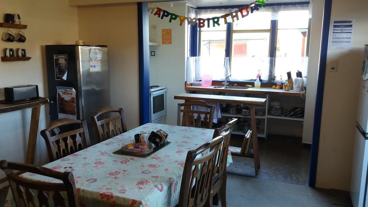 Annies Nirvana Lodge Backpackers Takaka Bagian luar foto