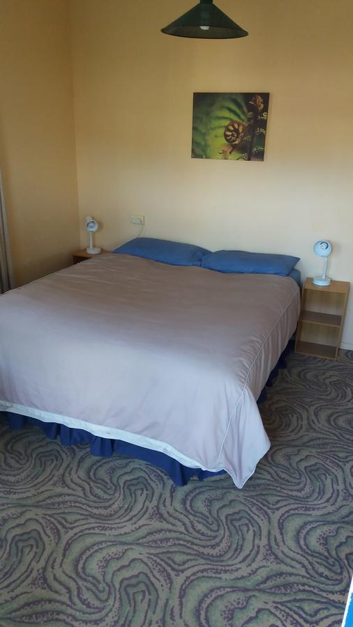 Annies Nirvana Lodge Backpackers Takaka Bagian luar foto