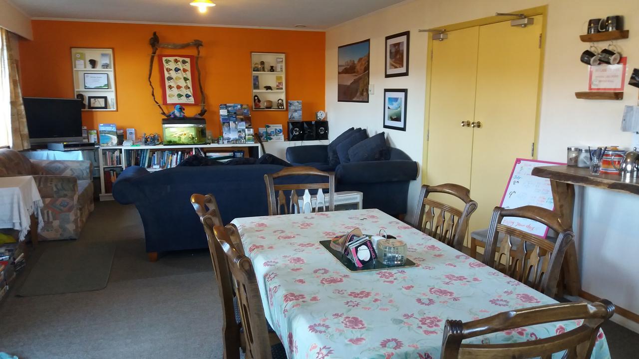 Annies Nirvana Lodge Backpackers Takaka Bagian luar foto
