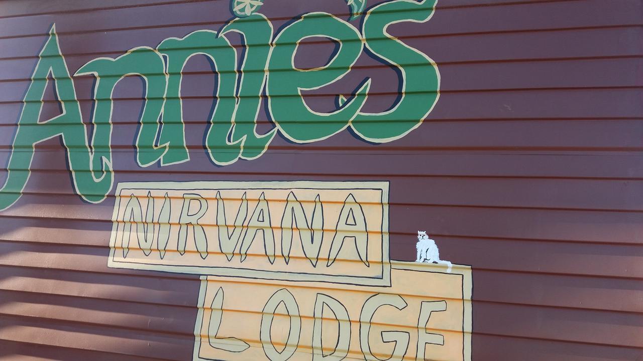 Annies Nirvana Lodge Backpackers Takaka Bagian luar foto