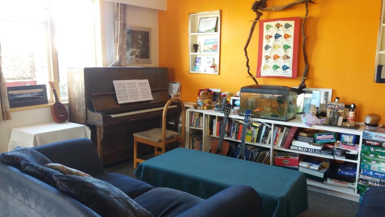 Annies Nirvana Lodge Backpackers Takaka Bagian luar foto